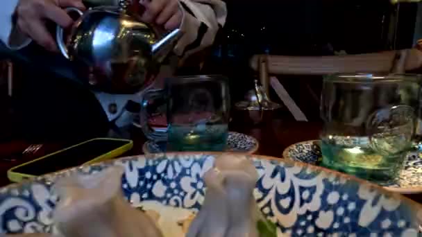 Adăugați Zahăr Ceașcă Ceai Restaurantul Georgian Aproape — Videoclip de stoc