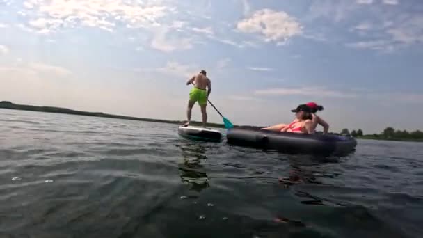 Друзі Розважаються Озері Плаває Судні Матраці Літній Час — стокове відео