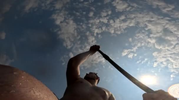 スーパーボードの夏の活動に強力な男パドリング — ストック動画