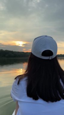 Kadın yaz etkinliklerinde yatarken gün batımının tadını çıkarıyor.