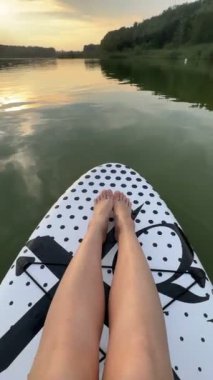 Gün batımının doğasında serinlemek.