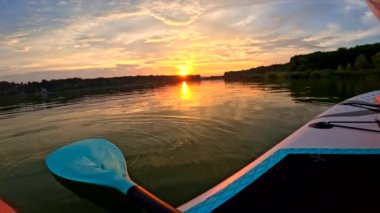 Mutlu kadın yatak odasında takılıyor, gün batımında fotokopi çekiyor.
