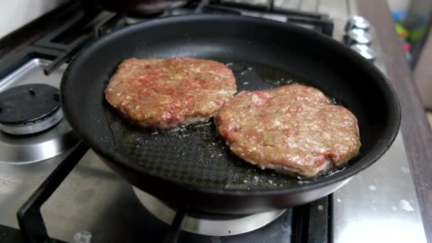 鍋の家庭用キッチンのフライドバーガー肉 — ストック動画