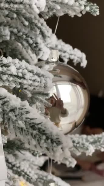 Gelukkig Vrouw Dansen Reflectie Glas Kerstboom Speelgoed Thuis — Stockvideo