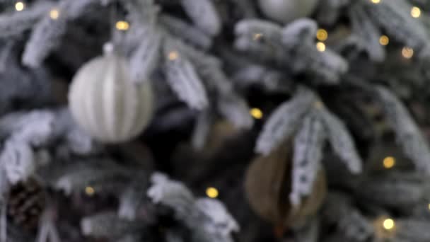 Vista Desfocada Árvore Natal Branca Decorada — Vídeo de Stock