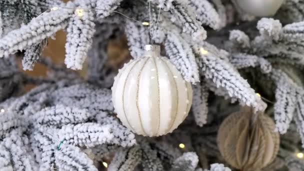 Díszített Karácsonyfa Fehér Szemüveges Játékokkal Havas Ágakkal — Stock videók
