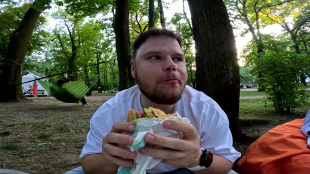 Uomo Vicino Mangiare Hamburger Fuori — Video Stock