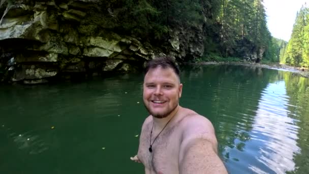 快乐的男人在喀尔巴阡山河里游泳 — 图库视频影像