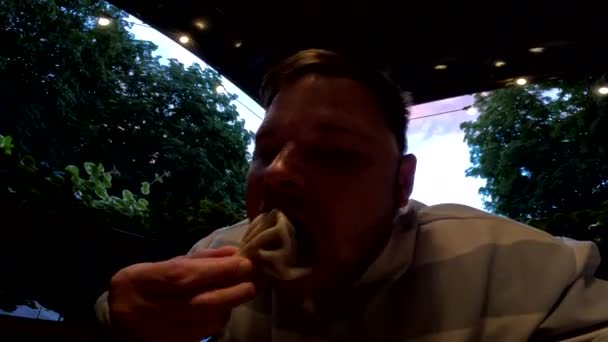 Homem Restaurante Georgiano Comendo Bolinhos Khinkali Espaço Cópia — Vídeo de Stock