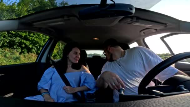 Счастливая Пара Сидящая Машине Готовая Поездке — стоковое видео