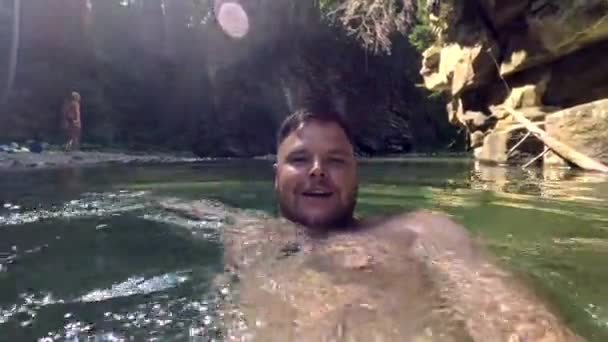 Glad Man Tar Selfie Simning Bergsfloden Karpaterna Ukraina — Stockvideo