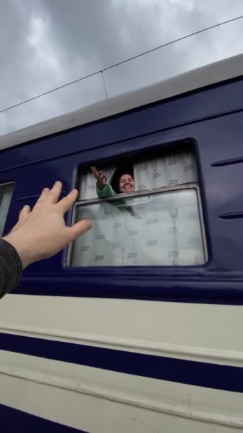 Pov Ver Homem Adeus Mulher Estação Ferroviária — Vídeo de Stock