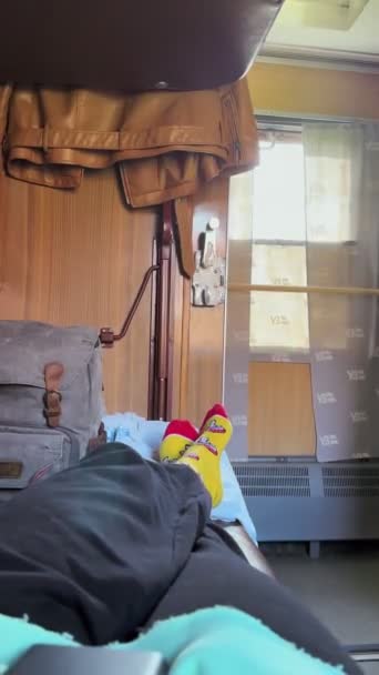 Жінка Лежить Концепції Подорожей Ковзанах Поїзда — стокове відео