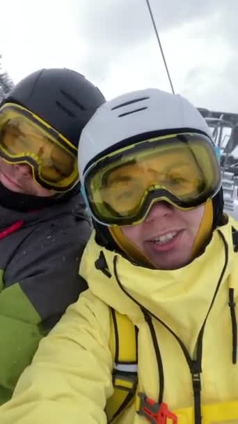 Šťastní Přátelé Sedačkové Lanovce Lyžích Snowboardu — Stock video