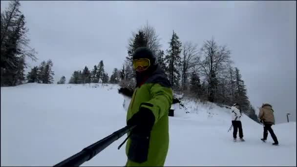 Сноубордист Делает Селфи Спускаясь Склону Холма — стоковое видео
