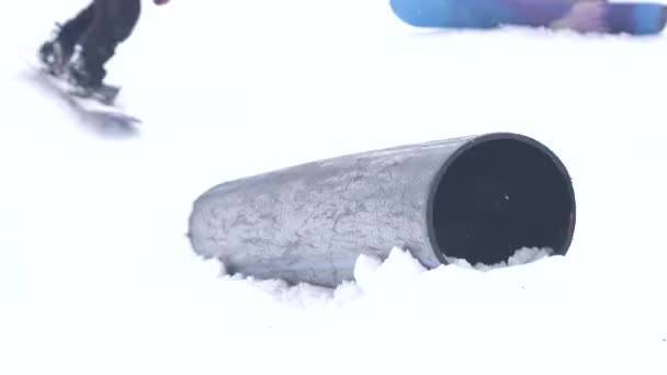 Snowboarder Dans Snowpark Freestyle Show Tricks — Video