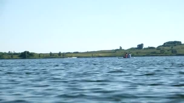 Glade Venner Superboard Chilling Innsjøen – stockvideo