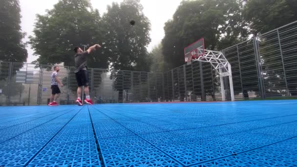 Двое Друзей Играют Баскетбол Открытом Воздухе — стоковое видео