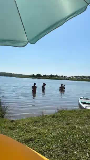 Arkadaşlar Nehir Sahillerinde Yüzüyor — Stok video