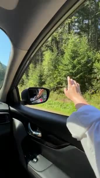 Kvinna Passagerare Utsikt Från Bilen Rida Med Bergsväg — Stockvideo