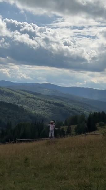 Pequeña Linda Chica Corriendo Por Prado Medio Las Montañas Cordillera — Vídeo de stock