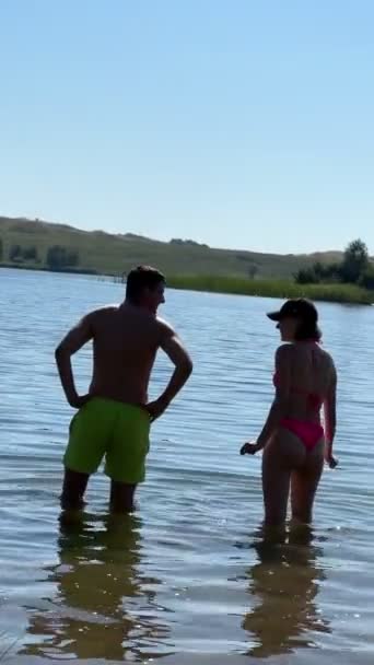 游泳夫妇夏季水活动日光浴 — 图库视频影像
