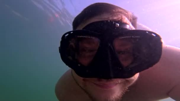 Dalgıç Maskeli Bir Adam Selfie Alıp Yaz Tatilinde Altında Yüzüyor — Stok video