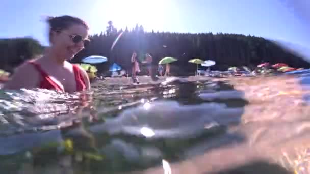 Man Scuba Masker Zwemmen Onderwater Zoenen Vrouw Zomer Vakantie Concept — Stockvideo
