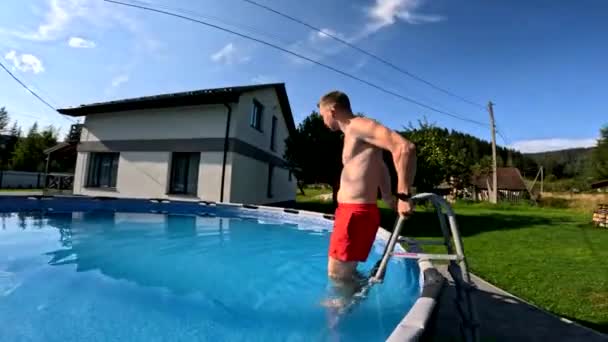 Man Swimming Pool Backyard Summertime — Stock Video