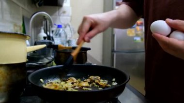 Sabah kahvaltısında yumurta kızartmak. Yakın plan.