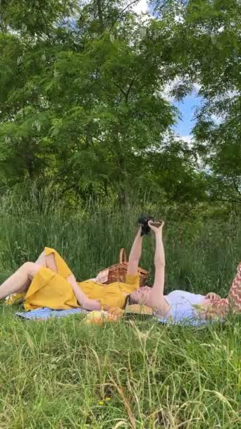 Gelukkig Paar Vrouwen Vrienden Hebben Picknick Buiten Het Nemen Van — Stockvideo