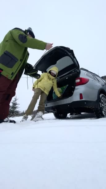 Casal Vestir Preparando Antes Dia Esqui Frente Veículo — Vídeo de Stock