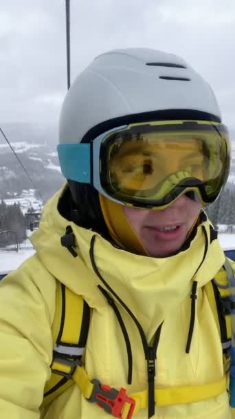 Kayakçı Kadın Kamerada Selfie Çekiyor Sandalyeye Çıkarken Konuşuyor — Stok video