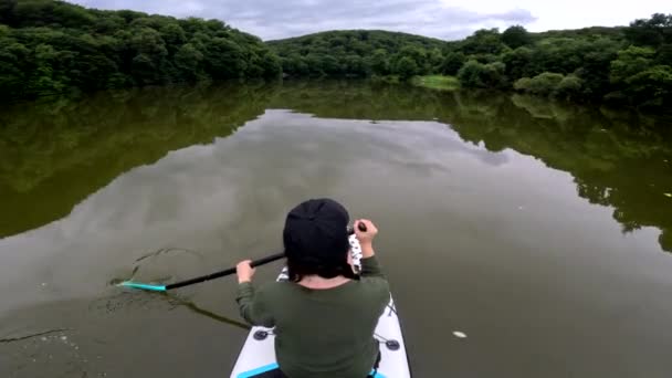 平静的女人浮在河上夏季活动的浮板上 — 图库视频影像