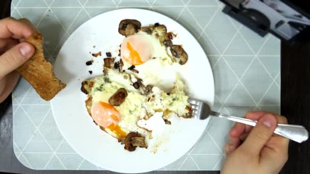 Vista Aérea Comiendo Huevos Fritos Viendo Videos Teléfono — Vídeo de stock
