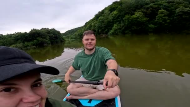 Nehir Kenarında Yüzen Gülümseyen Çift — Stok video