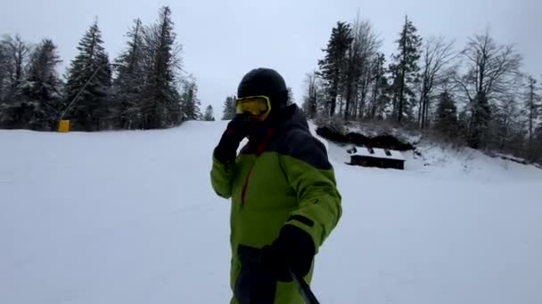Homem Snowboarder Tomar Selfie Enquanto Vai Para Baixo Pela Colina — Vídeo de Stock
