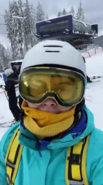 Mutlu kadın kış tatilinde selfie çekiyor.
