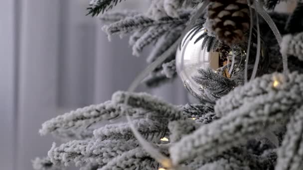 圣诞树上的银制玻璃圣诞玩具球关门了 — 图库视频影像