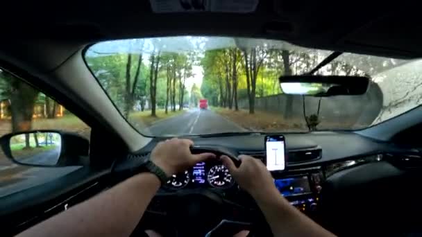 Pov Man Kör Bil Genom Staden Navigering Telefon — Stockvideo