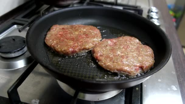 在家庭厨房的锅子里煎汉堡包肉 — 图库视频影像