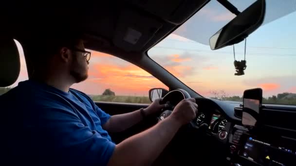Hombre Conduciendo Coche Espacio Copia Puesta Del Sol — Vídeos de Stock