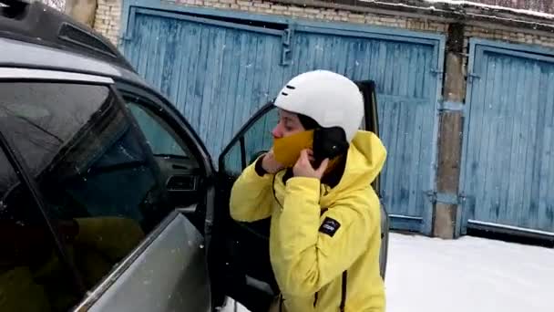 Frau Setzt Vor Skitag Helm Auf — Stockvideo