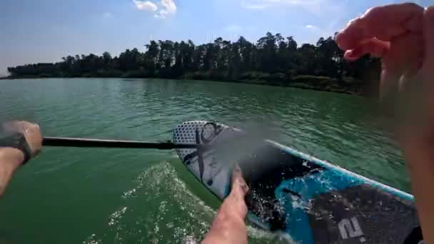 Perspectiva Personala Omul Care Cade Masa Apa Lacului Albastru — Videoclip de stoc