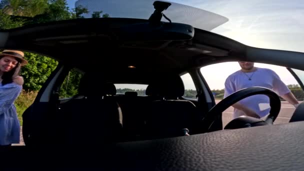 Casal Feliz Sentado Carro Pronto Para Estrada Viagem Cópia Espaço — Vídeo de Stock