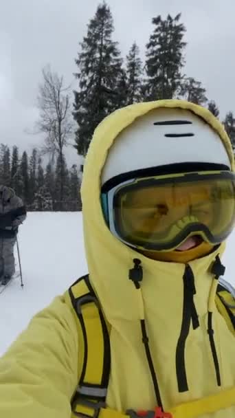 Kvinna Skidåkare Som Tar Selfie Medan Skidåkning Lutningen — Stockvideo