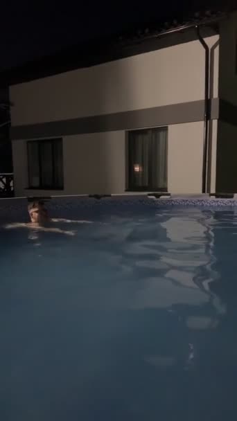 Gelukkig Vrienden Hebben Plezier Nachts Zwemmen Zwembad Zomertijd — Stockvideo