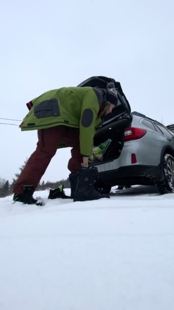 Casal Vestir Preparando Antes Dia Esqui Frente Veículo — Vídeo de Stock