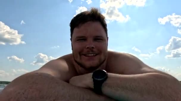 湖の晴れた夏の日にスーパーボードに乗っていた男 — ストック動画