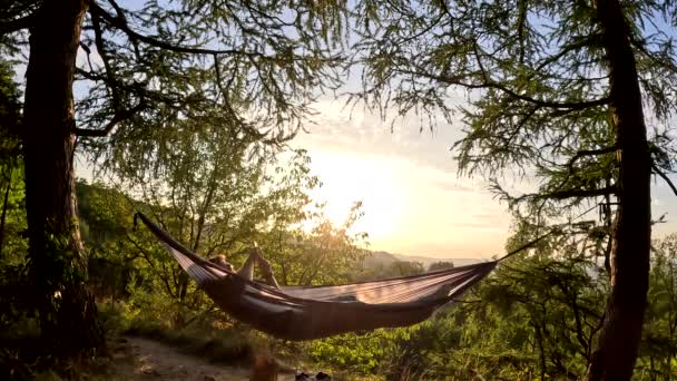 Tijd Verstrijken Van Mens Leggen Hangmat Bij Zonsondergang — Stockvideo